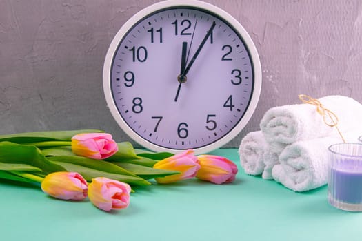 Mint lemon yogurt with kiwi in salad bowls on a wooden board along with tulips on a pink background.