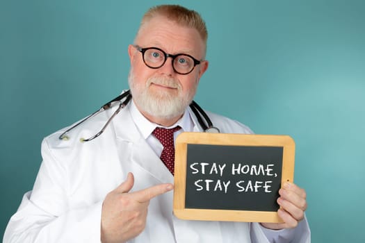 Doctor recommends staying at home in the corona crisis for safety reasons