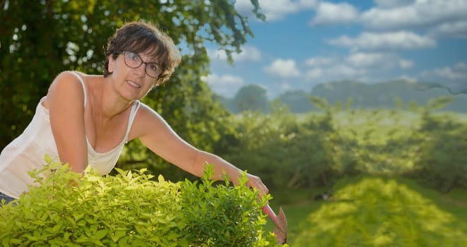 a portrait of a middle-aged brunette woman with eyeglasses, outdoor