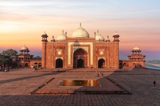Kau Ban Mosque, Taj Mahal Mausoleum Complex, India.