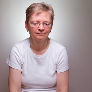 Frau mWoman with glasses and thinking glimpse up