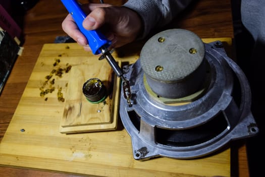 Repair of acoustic dynamics, ration soldering wire on the speaker. Nickel cobalt speaker 25gd-26