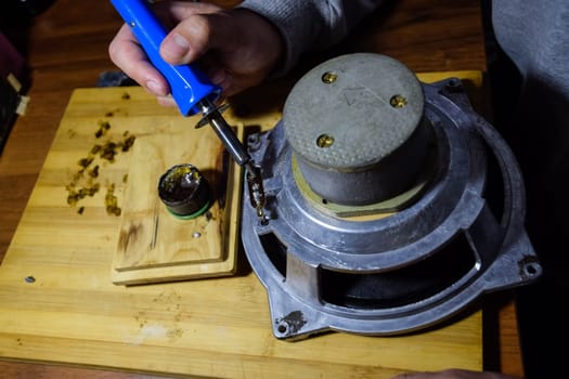 Repair of acoustic dynamics, ration soldering wire on the speaker. Nickel cobalt speaker 25gd-26