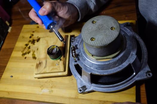 Repair of acoustic dynamics, ration soldering wire on the speaker. Nickel cobalt speaker 25gd-26