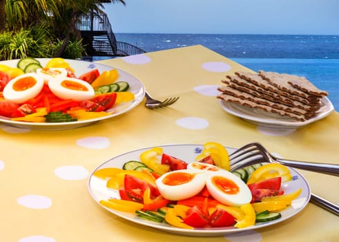 A light summer salad, served with a view of the sea.
