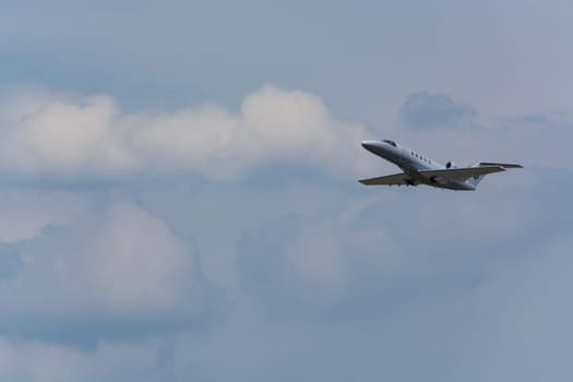 DuSSELDORF, NRW, GERMANY - JUNE 18, 2019:.Dusseldorf, Nrw, Germany - June 18, 2019:..Business Jet landet am internationalen Flughafen Düsseldorf.