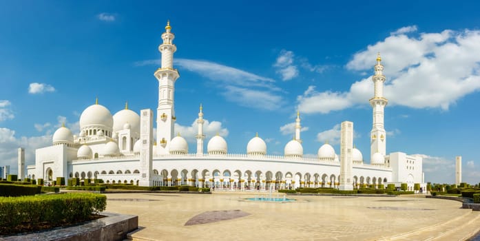 Panoramic view of Sheikh Zayed Grand Mosque in Abu Dhabi, UAE
