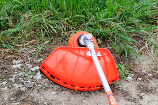 Trimer gascosis with a leaf for mowing grass and shrubs.