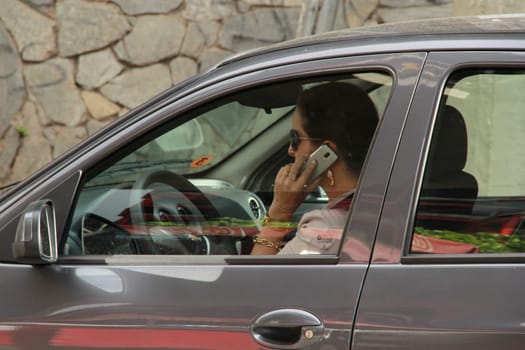 salvador, bahia / brazil - octuber 5, 2012: Driver is seen using the mobile device while driving in the city of Salvador .