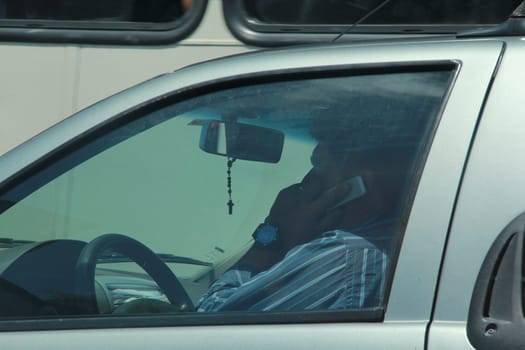 salvador, bahia / brazil - octuber 5, 2012: Driver is seen using the mobile device while driving in the city of Salvador .