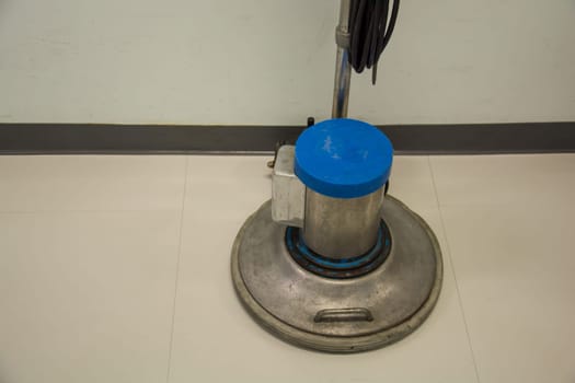 Floor polishing machine