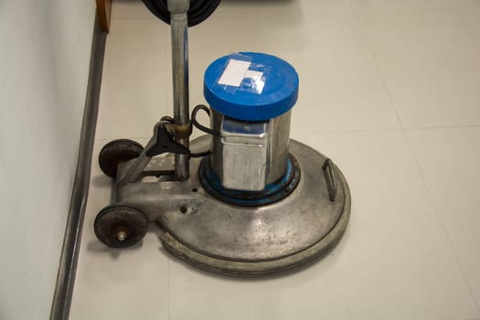 Floor polishing machine