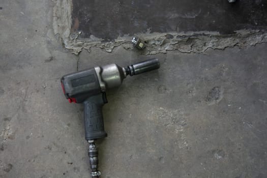 mechanics impact Remove the wheel gun