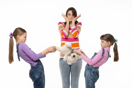 Children can not share the soft toy, mom in shock