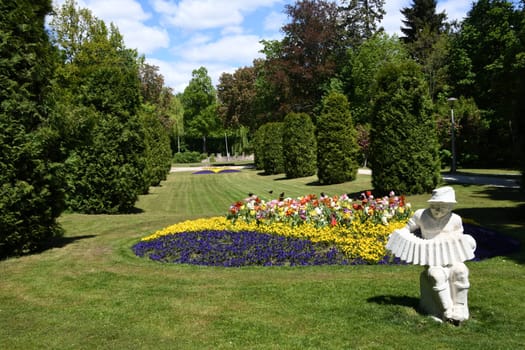 Zirndorf Park Stadtpark Zimmermannspark Stadt Wiese Rasen Blumen Bayern Quetschnmännla Ziehharmonika Junge Skulptur Zirndorfer Tirolerjunge Figur Zimmermann Mittelfranken Ankerzentrum Stadtfest