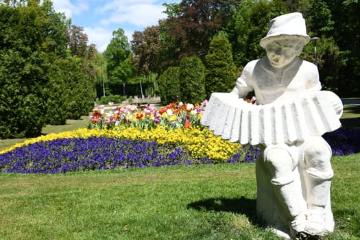 Zirndorf Park Stadtpark Zimmermannspark Stadt Wiese Rasen Blumen Bayern Quetschnmännla Ziehharmonika Junge Plastik Zirndorfer Flüchtlinge Figur Zimmermann Events Ankerzentrum Stadtfest