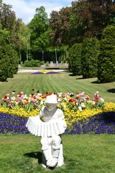 Zirndorf Park Stadtpark Zimmermannspark Stadt Wiese Rasen Blumen Bayern Mittelfranken Quetschnmännla Ziehharmonika Junge Plastik Zirndorfer Flüchtlinge Figur Zimmermann Mittelfranken Ankerzentrum Stadtfest Flüchtlingslager Migranten Deutschland