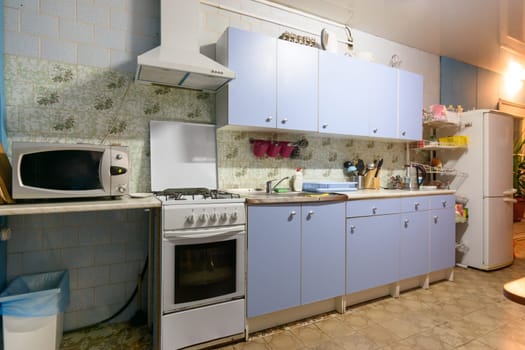 outdated kitchen interior with a hundred finishes and a simple kitchen set