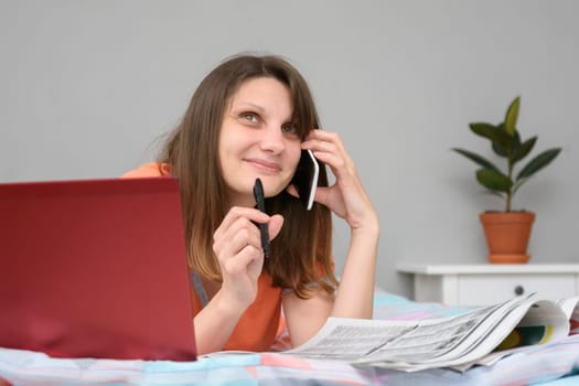 The girl calls up with employers by phone