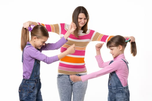 Mom and separate the two fighting daughters