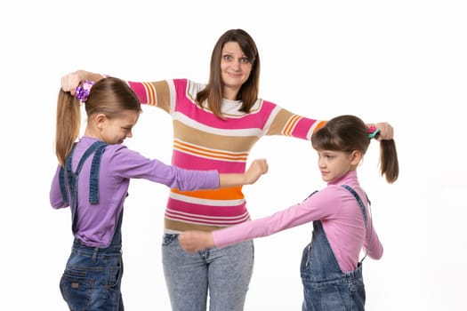Mom opens the fighting daughters, and with big eyes looked into the frame