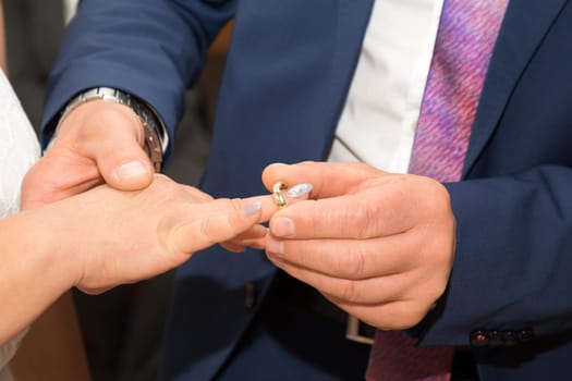 The bridal couple exchanges the wedding rings with each other