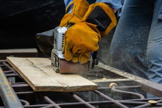 Wood sanding process by using handheld electric belt sander