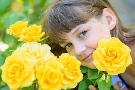 Portrait of a girl of nine years with yellow roses