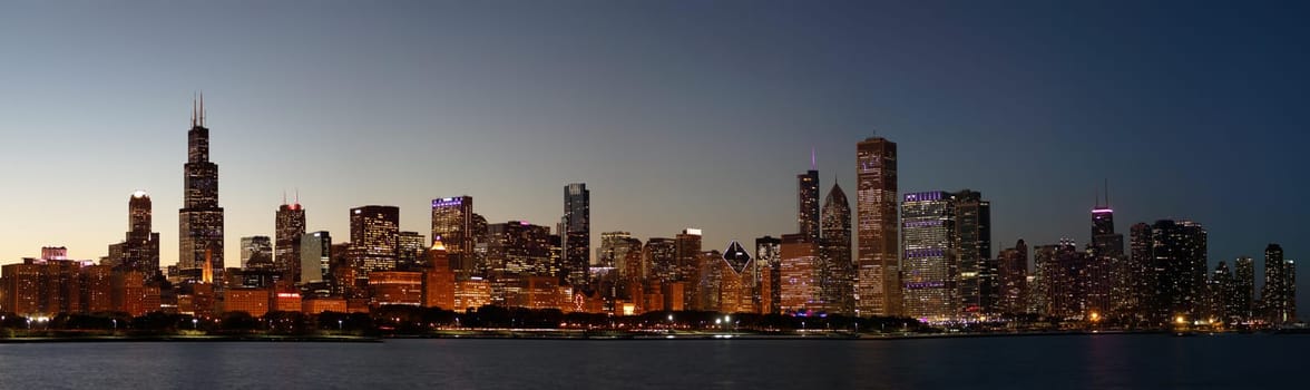 HKHX7Y Chicago Skyline at Night