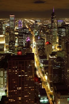 HKHX86 Atmospheric scene of Chicago at night showing Michigan Avenue and downtown