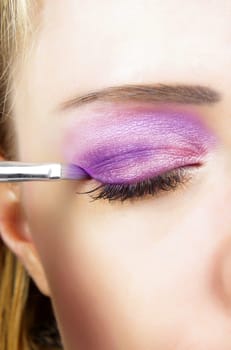 woman applying glamour eye shadows