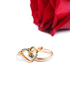 wedding rings with rose.copy space
