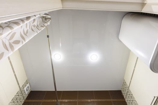 Stretch glossy ceiling in the bathroom