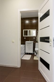 Entrance from the corridor to the bathroom combined with the toilet