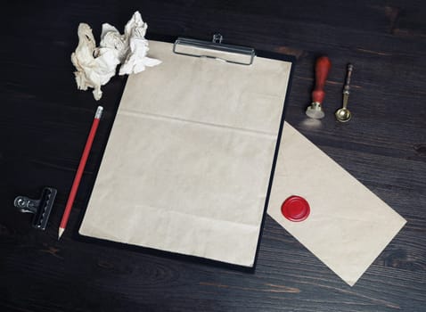 Photo of blank kraft stationery set on wooden background. Corporate identity template. Responsive design mockup.