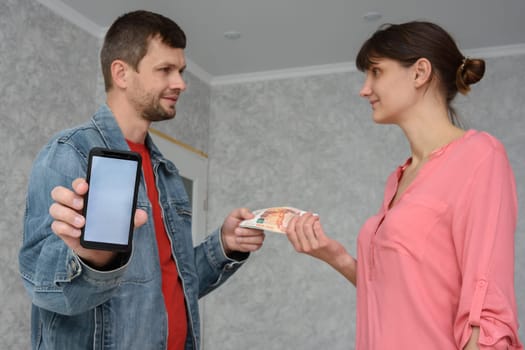 Self-employed man receives money for the repair of the premises from the girl and registers income in the mobile application
