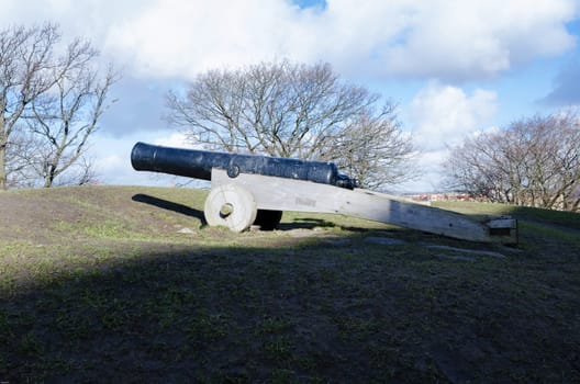 one old cannon of metall and wood build to defence gothenburg