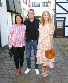 Claudia Obert, Jenny Elvers with son Paul Jolig,.during the  Golden Things meets Pink Carpet" pre-closing Finissage at Studio 28   Hamburg"