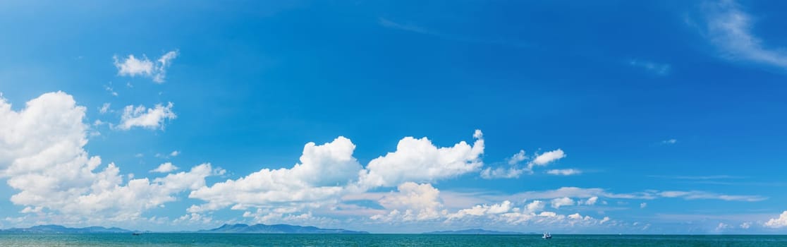Panoramic beautiful seascape with blue sky and cloud on a sunny day