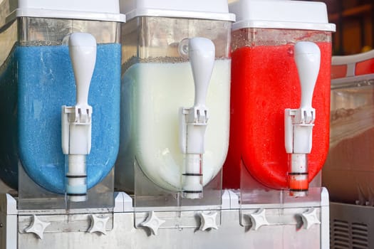 Frozen slush drinks maker and dispenser