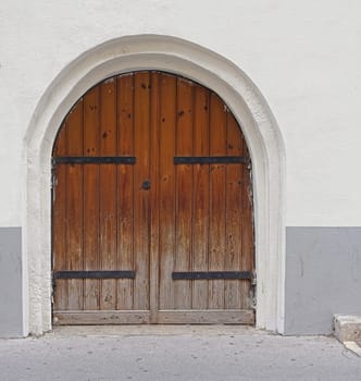 Double wooden door with arch