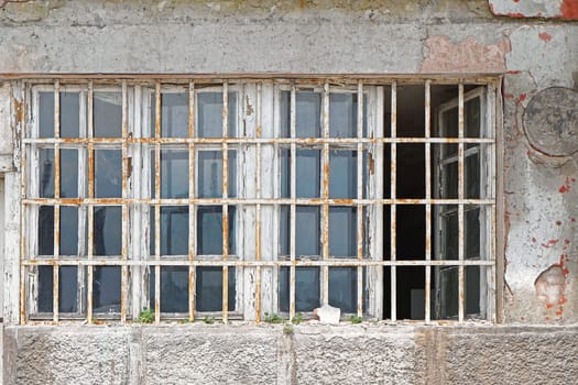 Long window with security bars protection