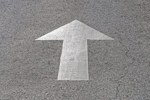 Direction arrow at street traffic sign