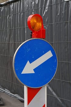 Direction arrow sign and safety light