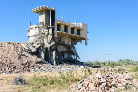 Dismantling of an illegally built hotel complex