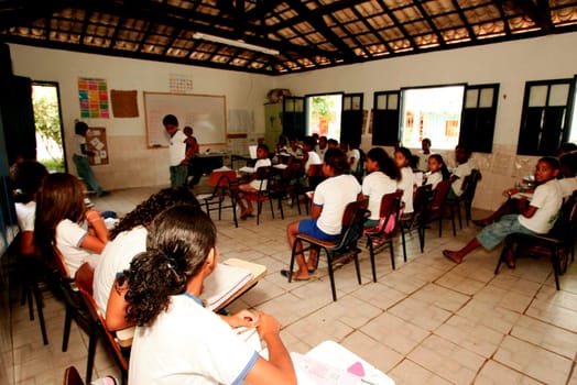 PROJETO DE LEI PRETENDE VENDER ESCOLA MUNICIPAL.Um projeto de lei que tramita na Câmara de Vereadores da cidade de Porto Seguro de autoria do prefeito Gilberto Pereira Abade, pretende vender uma escola municipal. O projeto de lei número 040/2009 tem por objetivo a venda do terreno do Escola Municipal Higina Cristo, localizada no Quadrado, Centro de Trancoso. .Na foto:Sala de aula da Escola Municipal Higina Cristo em Trancoso..Foto:Joá Souza/ Ag. A Tarde, em 21/12/09...