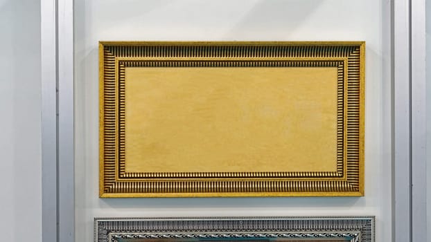 Panoramic picture frame in gold color