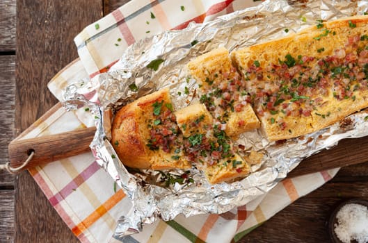 Crispy baguette with egg and bacon bits