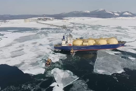 Towing a liquefied gas tanker. Transportation of hydrocarbons by sea.