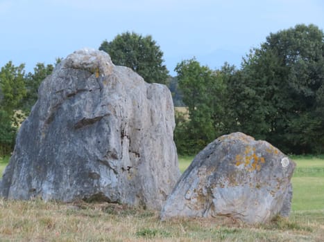 beautiful natural stone with a lion's face or something like that without being a sculpture